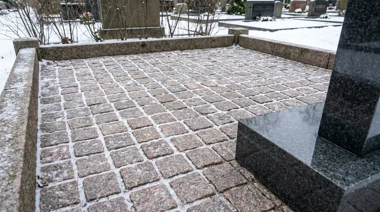 Мощение участка серой гранитной плиткой с цоколем, образец ПМ004 в Белгороде