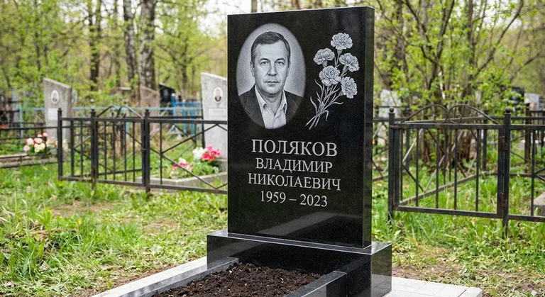 Памятник с гравировкой гвоздик — выполненная работа «Поляков» в Белгороде