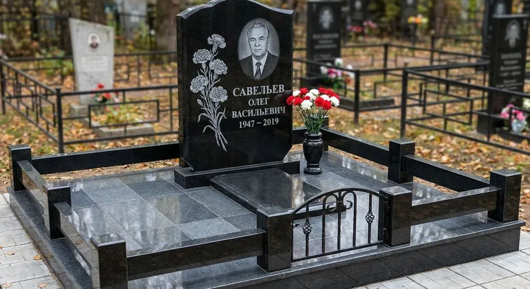 Памятник с гравировкой гвоздик — выполненная работа «Савельев» в Белгороде