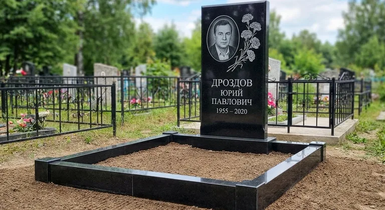 Памятник с гравировкой гвоздик — выполненная работа «Дроздов» в Белгороде