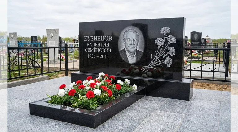 Памятник с гравировкой гвоздик — выполненная работа «Кузнецов» в Белгороде