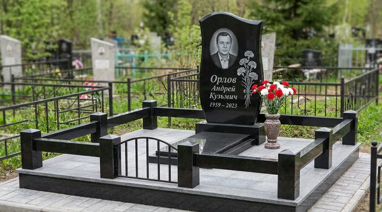Памятник с гравировкой гвоздик — выполненная работа «Орлов» в Белгороде