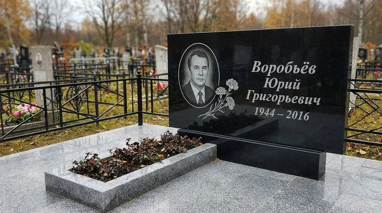 Памятник с гравировкой гвоздик — выполненная работа «Воробьёв» в Белгороде