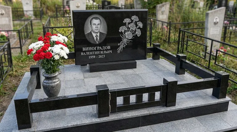 Памятник с гравировкой гвоздик — выполненная работа «Виноградов» в Белгороде