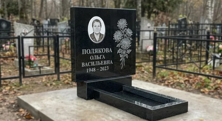 Памятник с гравировкой хризантем — выполненная работа «Полякова» в Белгороде