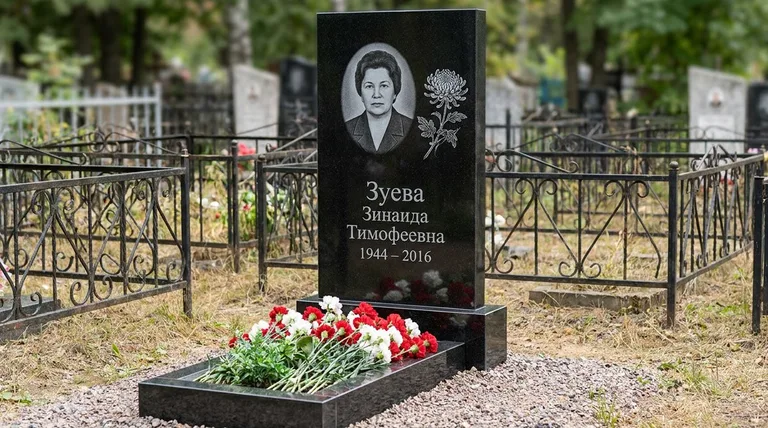 Памятник с гравировкой хризантем — выполненная работа «Зуева» в Белгороде