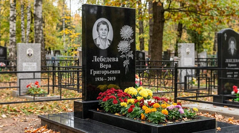 Памятник с гравировкой хризантем — выполненная работа «Лебедева» в Белгороде