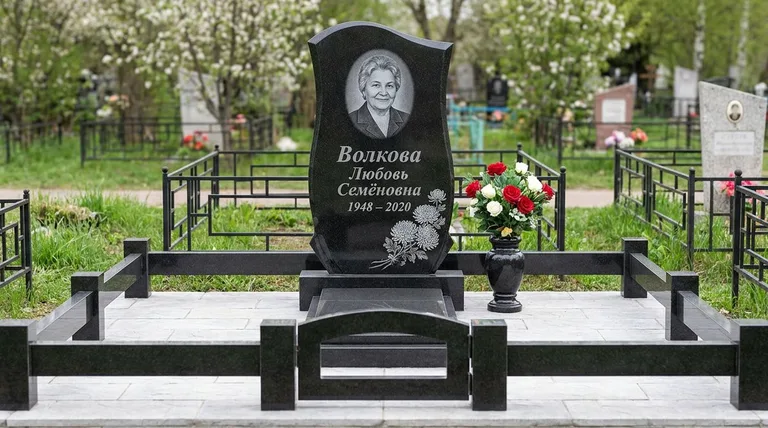 Памятник с гравировкой хризантем — выполненная работа «Волкова» в Белгороде