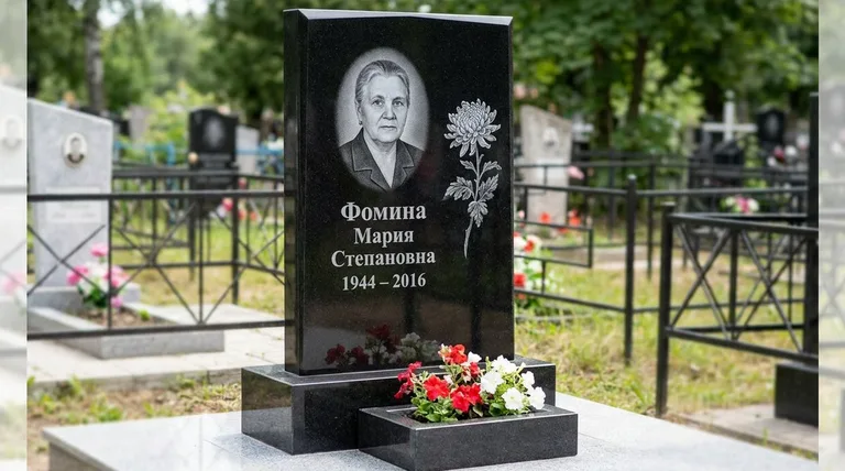 Памятник с гравировкой хризантем — выполненная работа «Фомина» в Белгороде