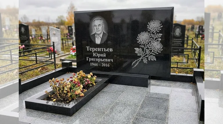 Памятник с гравировкой хризантем — выполненная работа «Терентьев» в Белгороде