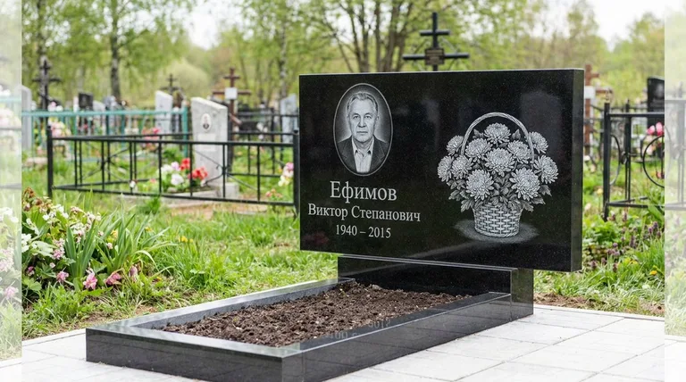 Памятник с гравировкой хризантем — выполненная работа «Ефимов» в Белгороде