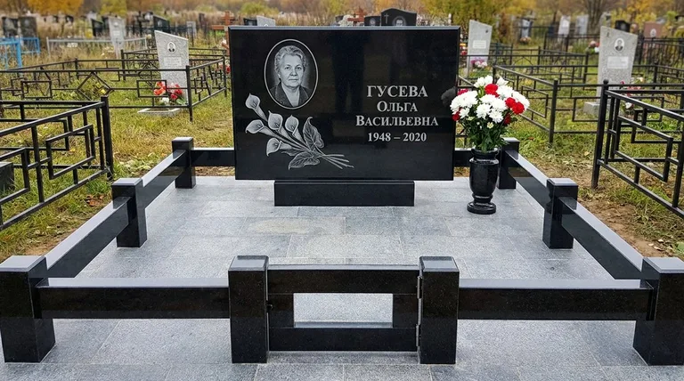 Памятник с гравировкой калл — выполненная работа «Гусева» в Белгороде