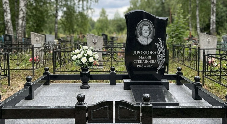Гравировка ландышей на памятник в Белгороде — пример работы на граните