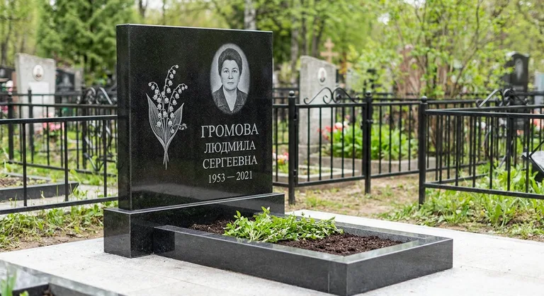 Памятник с гравировкой ландышей — выполненная работа «Громова» в Белгороде