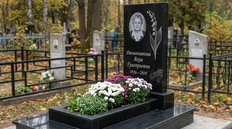 Памятник с гравировкой ландышей — выполненная работа «Овчинникова» в Белгороде