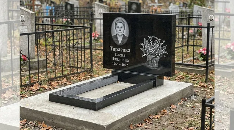Памятник с гравировкой ландышей — выполненная работа «Тарасова» в Белгороде