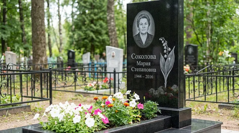 Памятник с гравировкой ландышей — выполненная работа «Соколова» в Белгороде