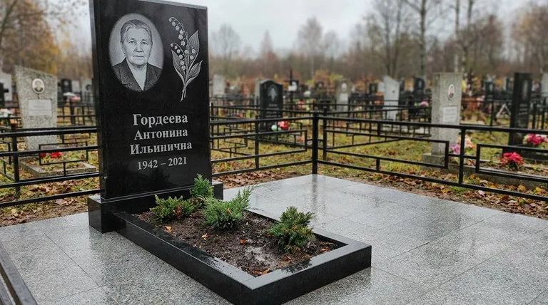 Памятник с гравировкой ландышей — выполненная работа «Гордеева» в Белгороде