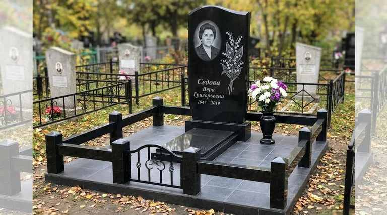 Памятник с гравировкой ландышей — выполненная работа «Седова» в Белгороде