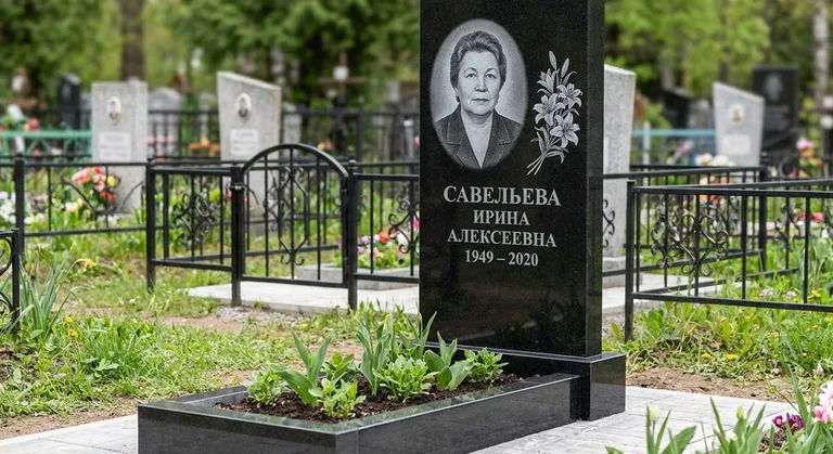 Памятник с гравировкой лилий — выполненная работа «Савельева» в Белгороде