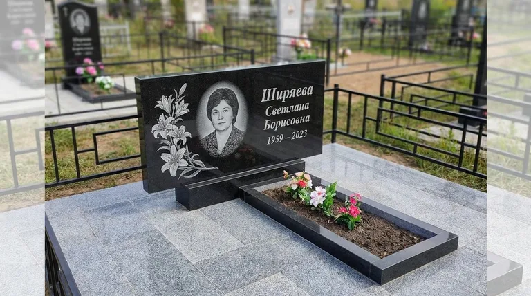 Памятник с гравировкой лилий — выполненная работа «Ширяева» в Белгороде