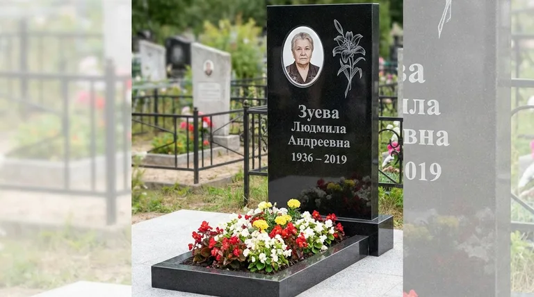 Памятник с гравировкой лилий — выполненная работа «Зуева» в Белгороде