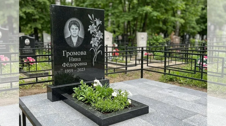 Памятник с гравировкой лилий — выполненная работа «Громова» в Белгороде