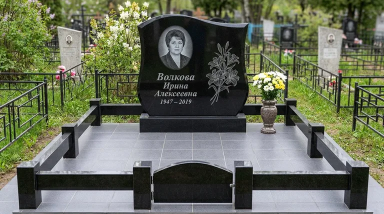 Памятник с гравировкой лилий — выполненная работа «Волкова» в Белгороде