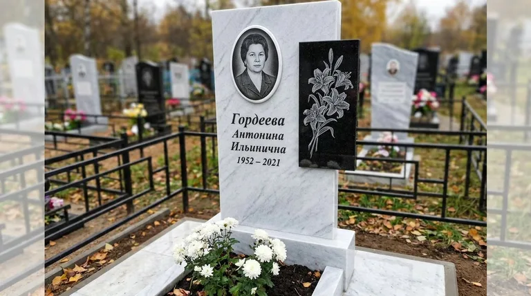 Памятник с гравировкой лилий — выполненная работа «Гордеева» в Белгороде