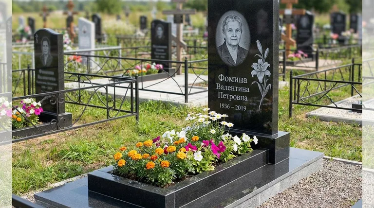 Памятник с гравировкой лилий — выполненная работа «Фомина» в Белгороде
