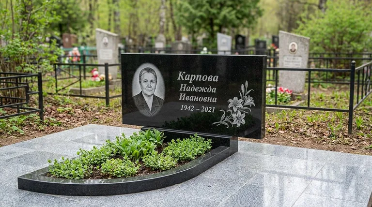 Памятник с гравировкой лилий — выполненная работа «Карпова» в Белгороде