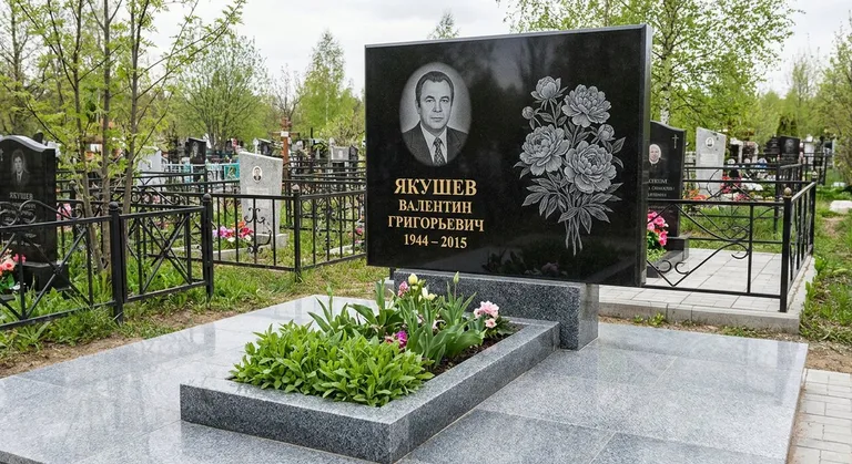 Памятник с гравировкой пионов — выполненная работа «Якушев» в Белгороде