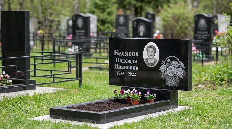 Памятник с гравировкой пионов — выполненная работа «Беляева» в Белгороде