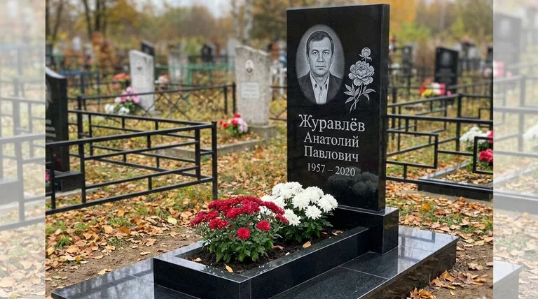Памятник с гравировкой пионов — выполненная работа «Журавлёв» в Белгороде