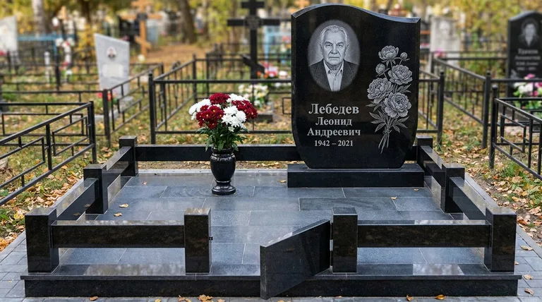 Памятник с гравировкой пионов — выполненная работа «Лебедев» в Белгороде