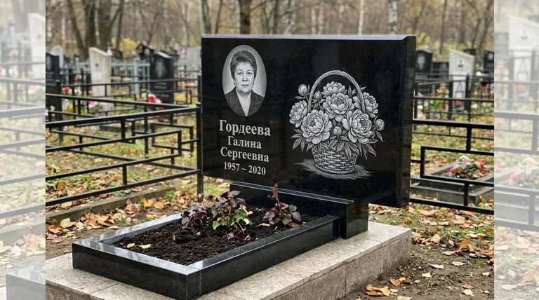 Памятник с гравировкой пионов — выполненная работа «Гордеева» в Белгороде