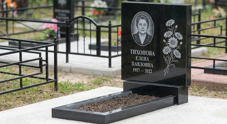 Памятник с гравировкой ромашек — выполненная работа «Тихонова» в Белгороде