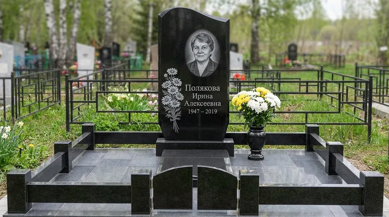 Памятник с гравировкой ромашек — выполненная работа «Полякова» в Белгороде