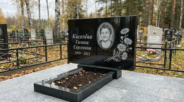 Памятник с гравировкой ромашек — выполненная работа «Киселёва» в Белгороде