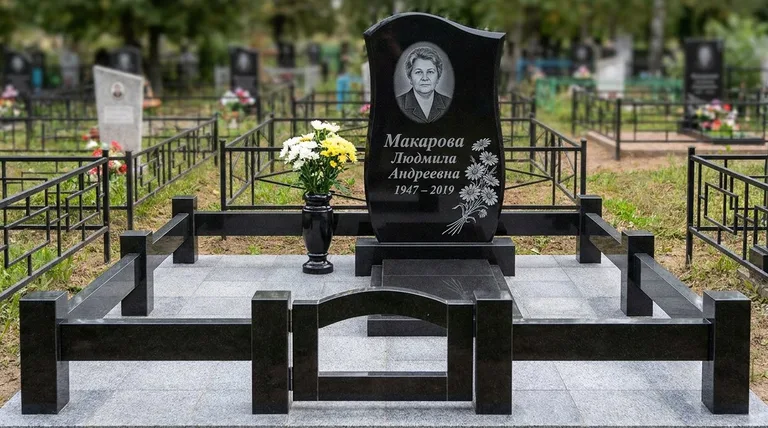 Памятник с гравировкой ромашек — выполненная работа «Макарова» в Белгороде