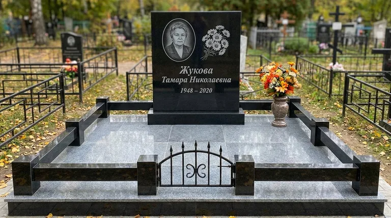Памятник с гравировкой ромашек — выполненная работа «Жукова» в Белгороде