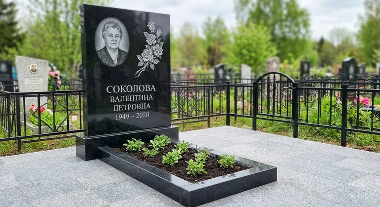 Памятник с гравировкой роз — выполненная работа «Соколова» в Белгороде
