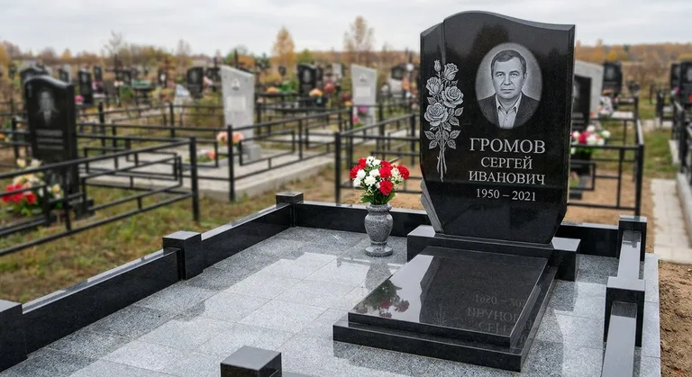Памятник с гравировкой роз — выполненная работа «Громов» в Белгороде