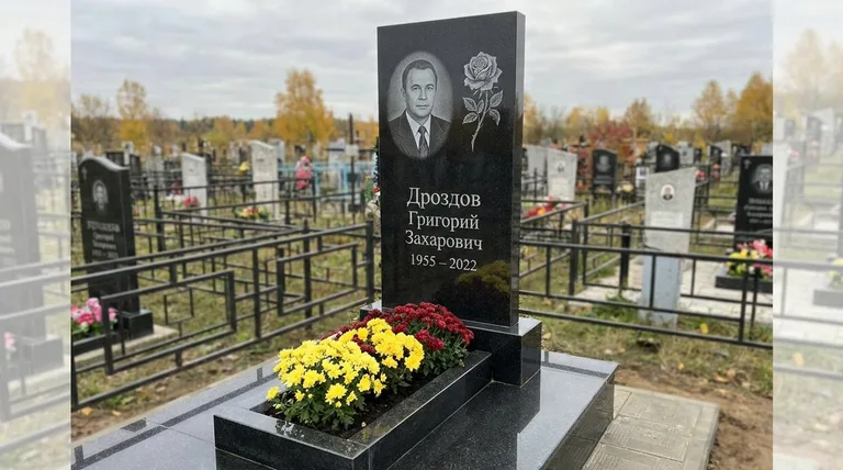 Памятник с гравировкой роз — выполненная работа «Дроздов» в Белгороде