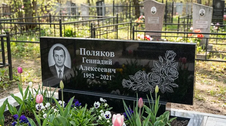 Памятник с гравировкой роз — выполненная работа «Поляков» в Белгороде