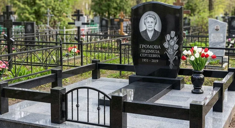 Памятник с гравировкой тюльпанов — выполненная работа «Громова» в Белгороде