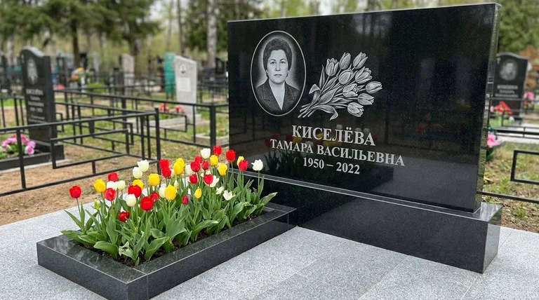 Памятник с гравировкой тюльпанов — выполненная работа «Киселёва» в Белгороде