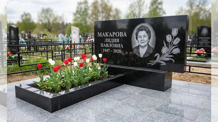 Памятник с гравировкой тюльпанов — выполненная работа «Макарова» в Белгороде