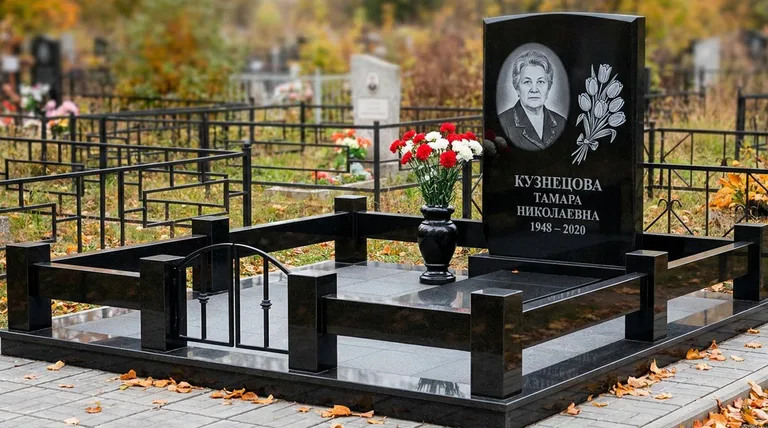 Памятник с гравировкой тюльпанов — выполненная работа «Кузнецова» в Белгороде