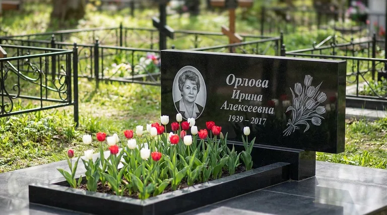 Памятник с гравировкой тюльпанов — выполненная работа «Орлова» в Белгороде